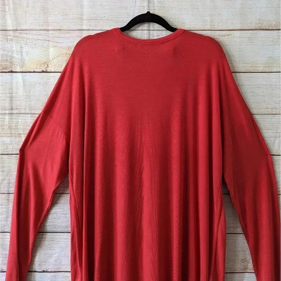 Athleta Size XL Cloudlight V Neck Tee Red Drop Shoulder Curved Hem Stretchy - Picture 9 of 11